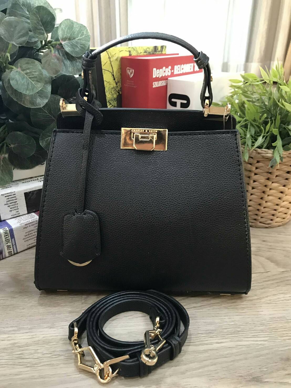 CHARLES & KEITH ANGULAR PUSH-LOCK HANDBAG 2018 กระเป๋าถือหรือสะพายคอลเลคชั่นใหม่ หนังสวยอยู่ทรง ขนาดกำลังดี น้ำหนักเบา มาพร้อมTag ห้อยที่หูกระเป๋า หูจับถนัดมือ สายสะพายยาวถอดได้ ปรับระดับได้ เปิดปิดด้วยตัวล็อคพับอะไหล่ทองปั๊มโลโก้ ภายในกว้างสามารถใส่กระเป