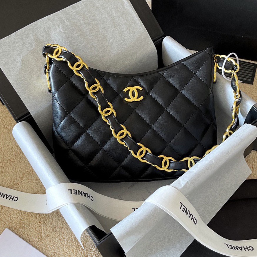 Chanel Hobo Handbag รุ่นใหม่ล่าสุด ทรงที่สาวๆรอคอย CHANEL LEATHER BAG ทรงสวยเรียบหรู เนื้อหนาดีมาก อะไหล่ทองวินเทจ ประดับโลโก้แบรนด์สุดหรู