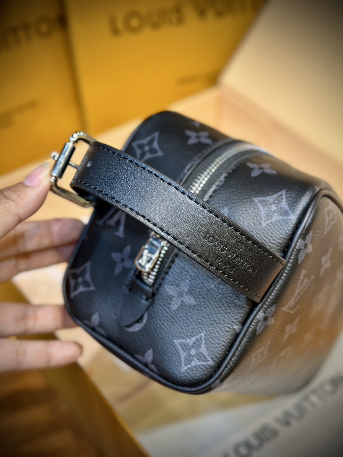 LV Trousse Toilette Locker Dopp Kit / LV Clutch Bag 22cm กระเป๋าถือทรงพอชหรือคลัช แบบคลาสสิกสวยงามเป็นเอกลักษณ์ มีหูหิ้วพกพาสะดวก เกรดออริ