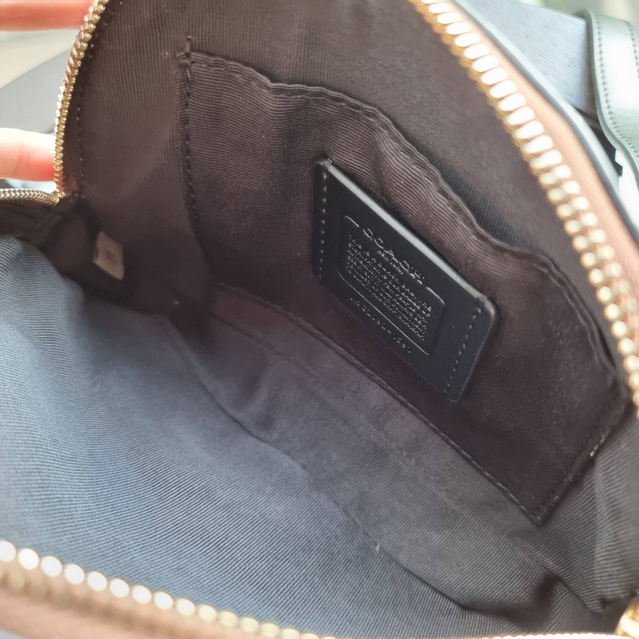 OUTLET 】COACH 1591 SERENA SATCHEL IN SIGNATURE CANVAS กระเป๋าสะพายคอลเลคชั่นยอดฮิต ดีไซน์ลุคผู้ดี ต้องยกให้น้องใบนี้เลย!! จัดสีขายดี สีลุคคุณหนูมาให้ สวยตาแตก!! วัสดุหนังแคนวาส เปิด-ปิดด้วยซิป 2 ช่องหลัก ภายในเป็นช่องโล่ง เก็บของได้แบบสบายๆ ใส่มือถือได้ทุ