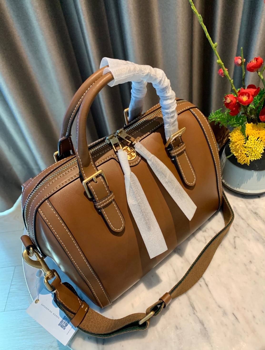 TORY BURCH T Monogram Color-block Barrel Duffle พร้อมส่งที่ไทย สวยก่อนใคร มี2ขนาด ไม่มีคือพลาดจร้าา😘 ✔️กระเป๋าทรงหมอน วัสดุหนังแท้ชั้นดีที่สุด หนังเรียบนิ่มสวย ✔️เปิดปิดกระเป๋าด้วยซิปคู่แบบมีหนังห้อย ภายในกว้างมากสำหรับไซด์นี้ หายห่ว