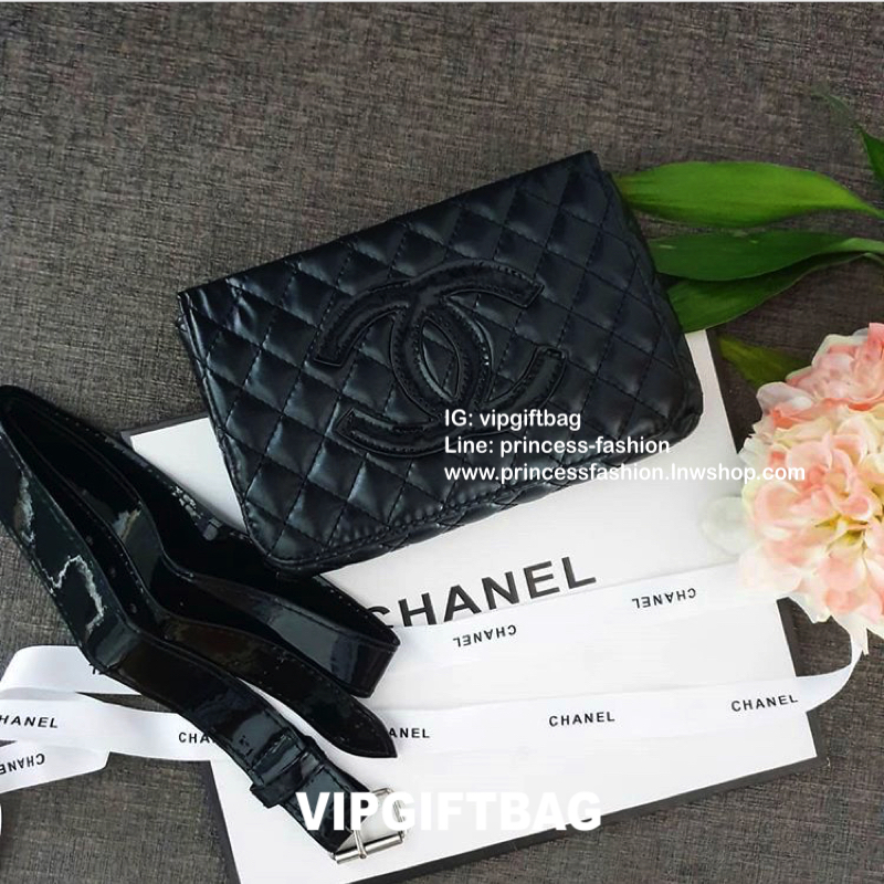 พรีเมี่ยมกิ๊ฟแท้ 100% 🎈กระเป๋า Chanel Quilted Belt Bag (โลโก้ดำ) กระเป๋า Chanel รุ่นนี้สามารถคาดอกหรือคาดเอวได้หมดค่า เปิดปิดด้วยฝาปิดกระดุมแม่เหล็ก ภายในโล่ง ซับในลายเเบรนด์ สามารถใส่ Iphone เครื่องสำอางค์ กระเป๋าสตางค์ ใส่ได้ค่ะ
