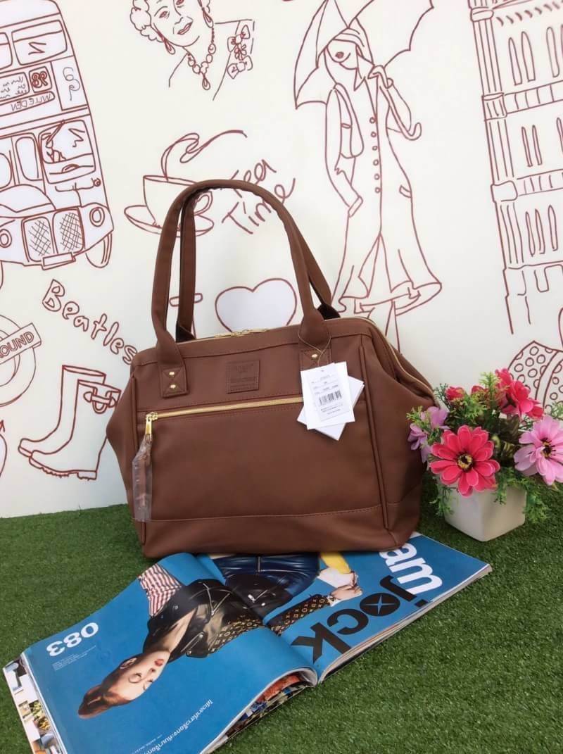 Anello PU Leather boston bag แบรนด์ฮิตติดชารจ์กับรุ่นใหม่ที่ไม่ควรพลาดรุ่นนี้เป็นหนัง pu กันน้ำได้ ใช้งานง่าย เปิดปิดด้วยซิปคู่ ปากกระเป๋ามีโครงเปิดได้กว้าง จุของได้มาก มี่ช่องเล็กด้านใน อีก 2 ช่อง ใส่หนังสือ Notebook หรือเสื้อผ้าได้คะ ด้านใต้มีหมุดรองฐาน