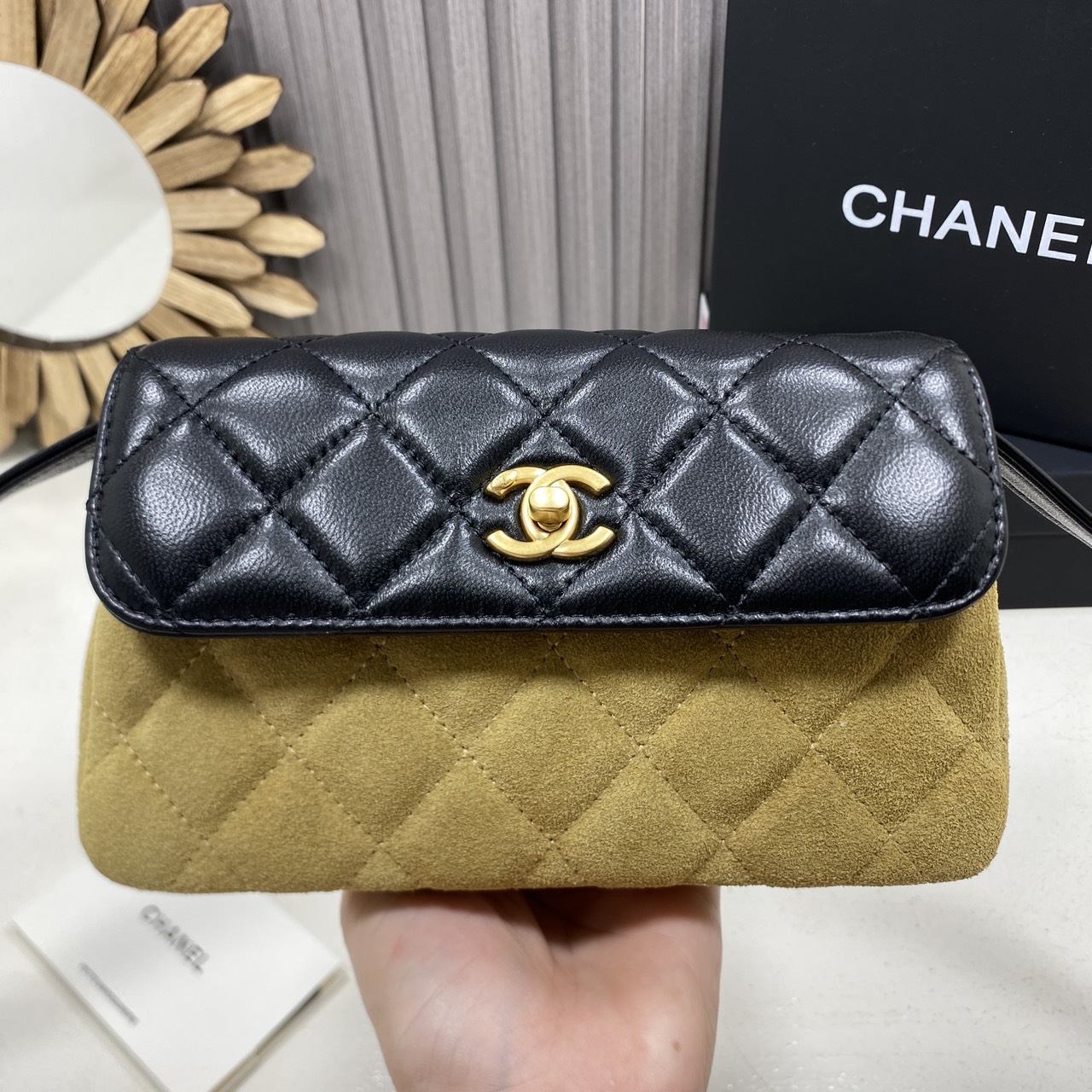 ORI หนังแท้ | Chanel Mini Flap Velvet Leather Bag กระเป๋าสะพาย ดีไซน์ทูโทนสุดไอคอนิก ฝาพับหนังตัวกระเป๋ากำมะหยี่โทนสีเบจ ตัดสีกันอย่างลงตัว สวยหรูโดดเด่น