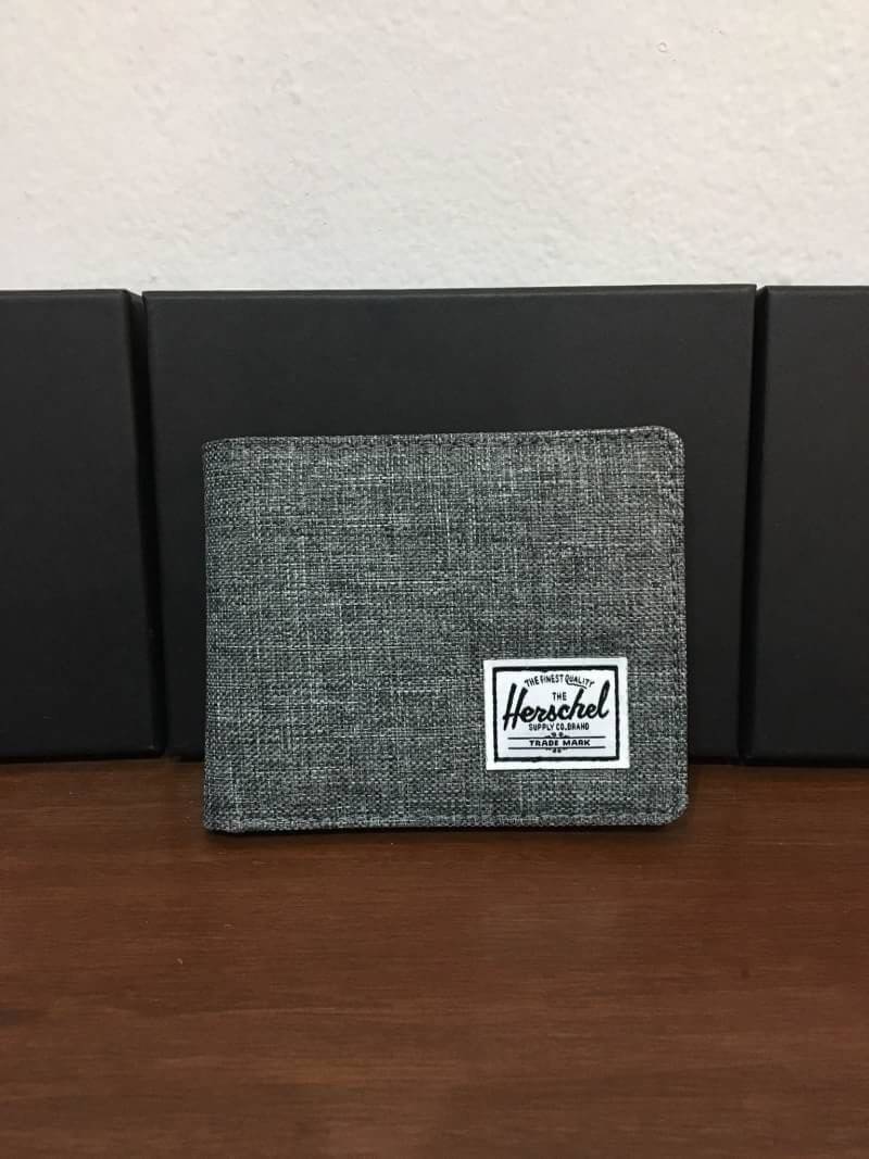 กระเป๋าสตางค์ Herschel Roy Wallet การออกแบบก็เน้นใช้งานพกสะดวกกระเป๋าสตางค์ใบไม่ใหญ่ขนาดมาตราฐาน ช่องใส่บัตร 5 ช่อง ป้ายโลโก้ Herschel แบบป้ายทอคลาสสิค ขนาดกำลังดีเหมาะมือ ถ้าซื้อให้เป็นของขวัญบอกเลยว่าถูกใจแน่นอนค่ะ