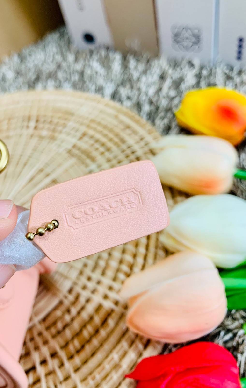 COACH SWINGER 20 WITH QUILTING ((C3490)) พร้อมส่งที่ไทย ออกใหม่ล่าสุดค่ะ! กระเป๋าหิ้วหรือคล้องไหล่ ใบขนาดกระทัดรัด หนัง Nappa แบบนวมล่าสุดค่ะ! เปิดปิดกระเป๋าแบบหมุนล็อค ภายในสามารถใส่มือถือได้;กระเป๋าเงินใบสั้นได้;พาสปอร์ตได้;พร้อมช่องเสียบบัตรได้อีกสามช่