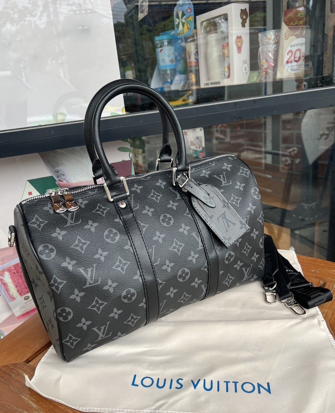LV Keepall Bandouliere / LV Travel Bag พร้อมส่ง กระเป๋าเดินทางสุดคลาสสิค เรียบหรูมีระดับในวัสดุ Monogram Eclipse แคนวาส