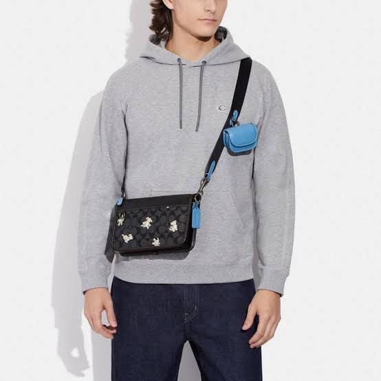 Coach Heritage Convertible Crossbody In Signature Canvas With Creature Print( cc131) กระเป๋าไฮบริดแบบถอดได้รุ่นใหม่ หล่อเท่ส์ สะพายสามารถสะพายทำงานดูดีสุดๆคะ มาพร้อมกระเป๋าใบเล็กห้อยสุดเก๋ วัสดุแคนวาสตัดขอบหนังแท้ เปิด ปิดด้วยซิป ซับในผ้า ด้านนอกกระเป๋าเป