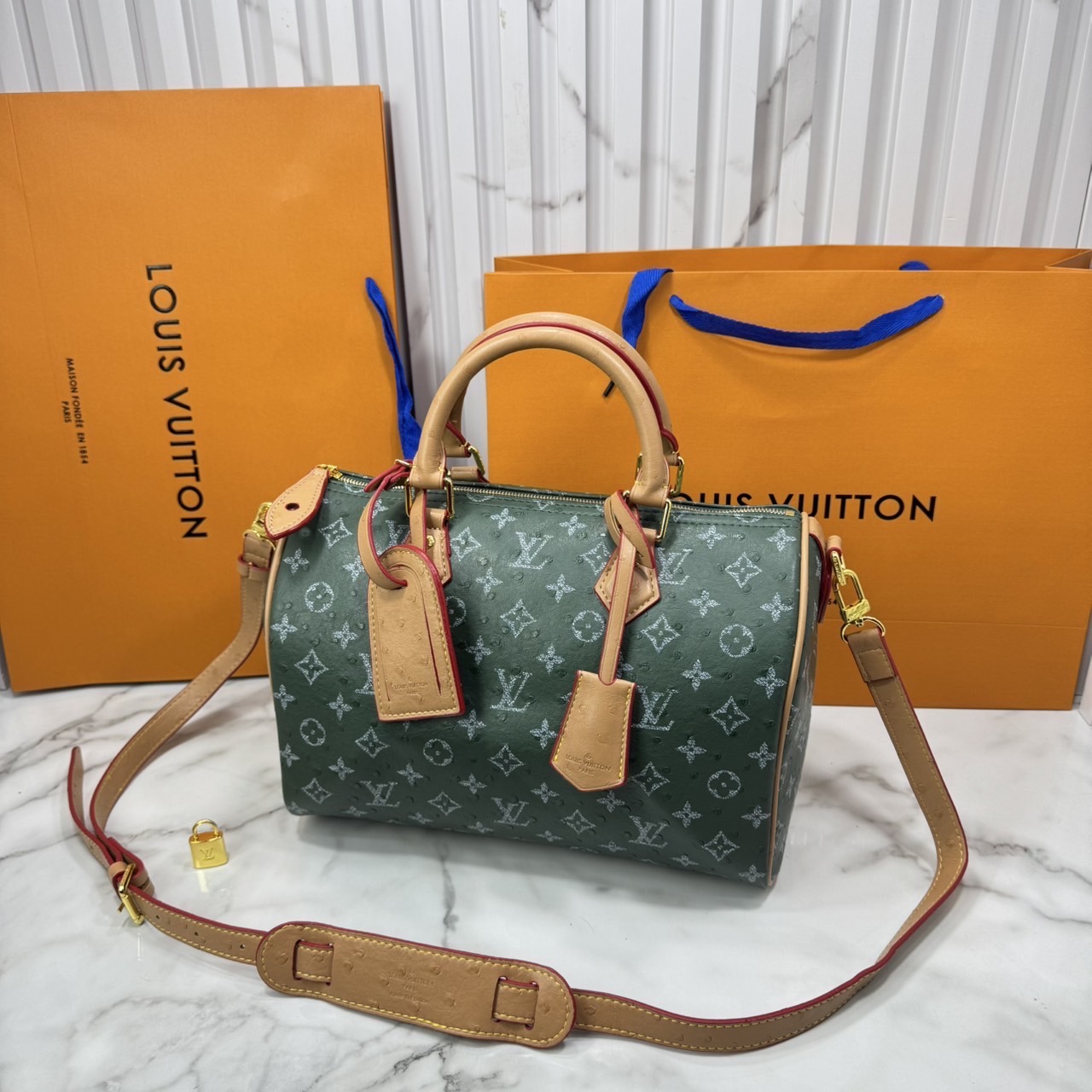 ORI หนังแท้ | LV Speedy P9 Bandoulière 30 Bag กระเป๋าสะพายทรงหมอนสปีดี้ใบใหญ่ คอลใหม่ล่าสุดหรูหราโดดเด่น แต่งลายนูนเพิ่มเท็กเจอร์เต็มใบ รูปทรงใช้งานง่ายสวยตลอดกาล