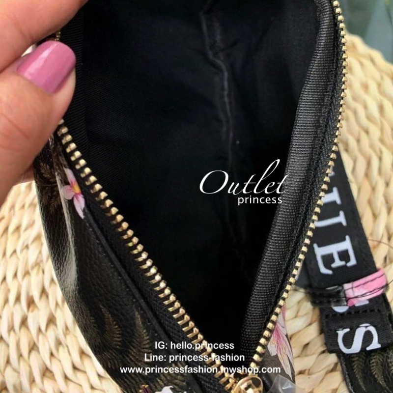 GUESS GESABEL GYM FANNY PACK กระเป๋าคาดอก//คาดเอว ใบงาม ขนาดกำลังดี วัสดุหนังนิ่ม เบา ด้านหน้ามีโลโก้แบรนด์ พร้อมช่องซิปหนึ่งช่อง ช่องซิปหลักกว้าง ใส่ของได้จุ ค่ะ สายคาดตีแบรนด์ตลอดสาย เลื่อนปรับฟรีไซด์น่ะค่ะ สินค้าพร้อมส่ง ใบจริงน่าใช้มากๆค่ะ