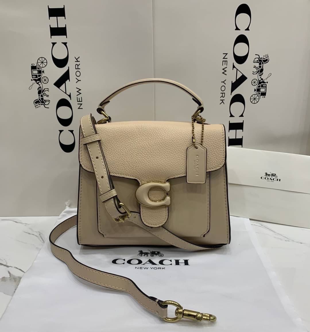 COACH TABBY TOP HANDLE 20 พร้อมส่งที่ไทยค่ะ! กระเป๋าหิ้ว//สะพายข้างได้ หนังแท้อย่างดี กหนึ่งใบทำหนังสองลายได้อย่างสวยงาม พร้อมโลโก้รุ่นใหม่ล่าสุดดูดีมากๆค่ะ เปิดปิดกระเป๋าแบบกดล็อค ภายในมีช่องหลักสองช่อง ใส่มือถือได้ทุกรุ่น;กระเป๋าเงินใบกลางได้;ของจำเป็นจ