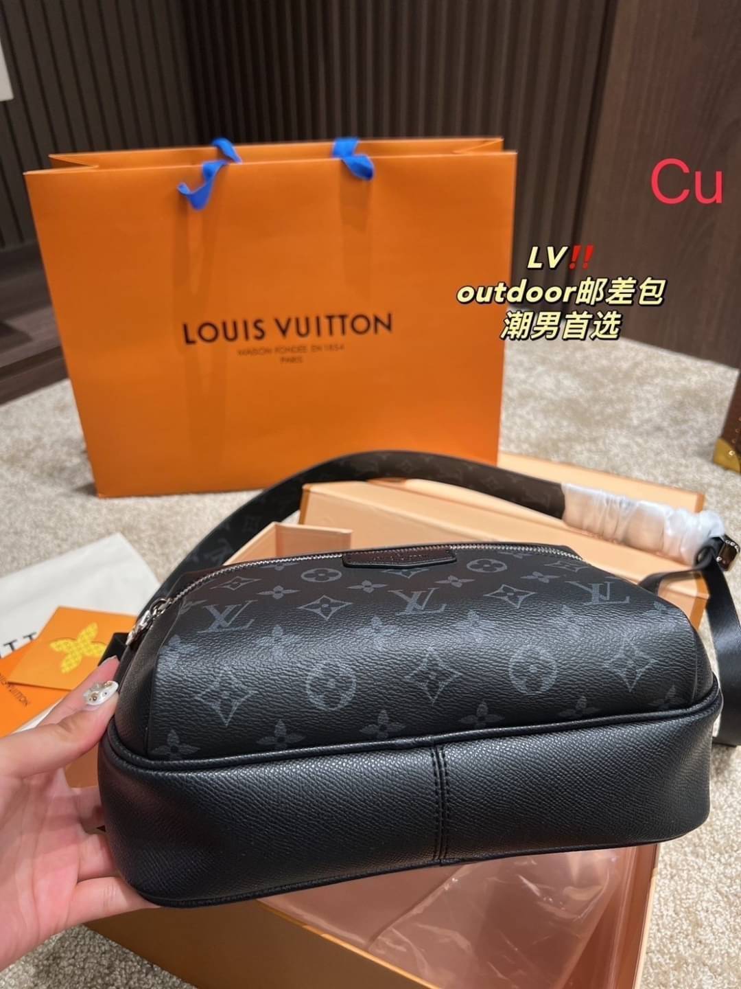LV Outdoor Messenger Bag Monogram canvas Taiga กระเป๋าสะพายทรงแมสเซ็นเจอร์หนังไทก้า พิมพ์ลายโมโนแกรมช่องหน้า สวยหรูคลาสสิก ขนาดใบกำลังดี ไอเท็มใหม่ที่สามารถใช้ได้ everyday รีบจัดก่อนใครได้เลย!