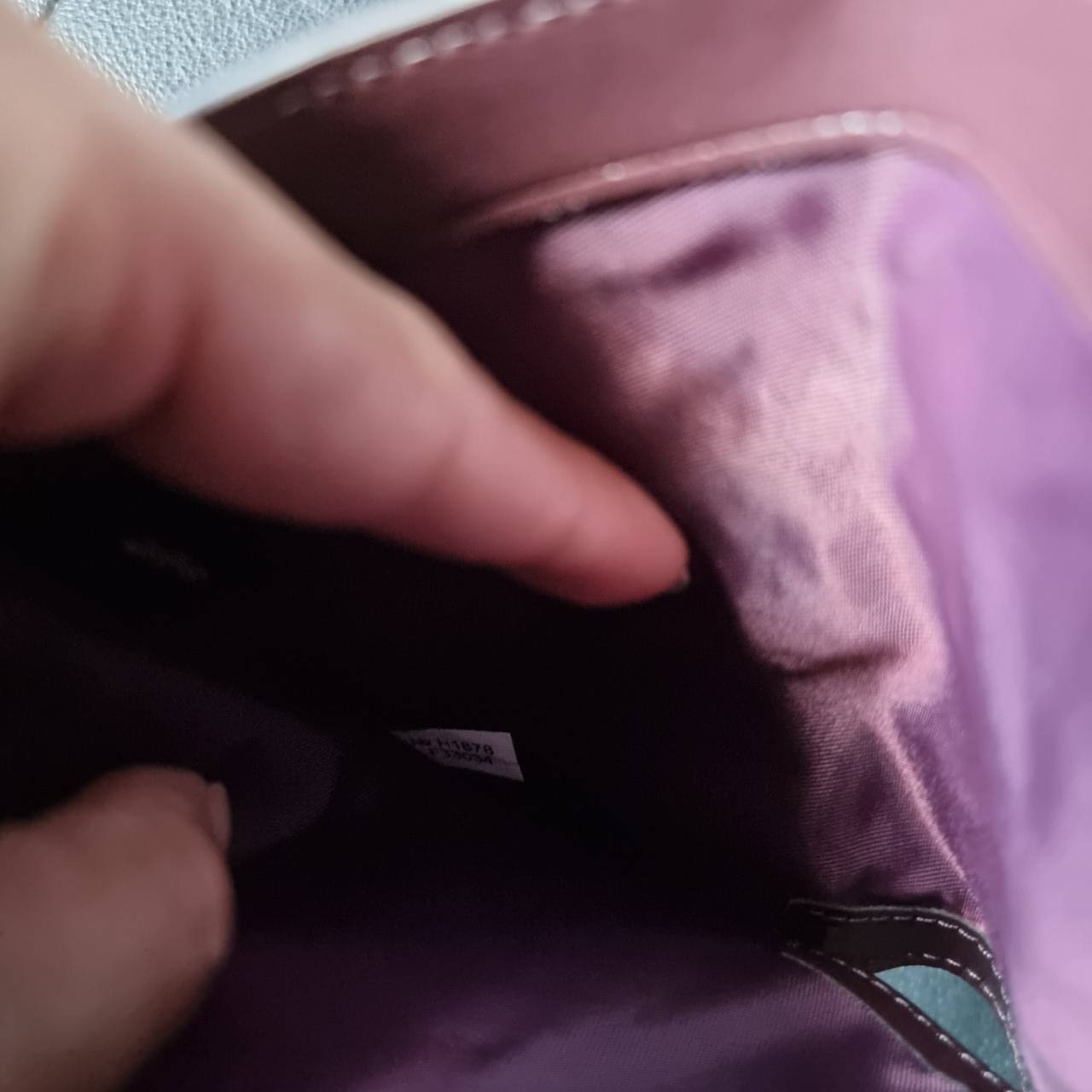 COACH F33034 MEDIUM CORNER ZIP WALLET IN COLORBLOCK SIGNATURE CANVAS กระเป๋าสตางค์ใบกลาง 👛 ขนาดกำลังเหมาะมือ วัสดุหนังแคนวาส ดูแลรักษาง่าย มีช่องใส่บัตรและธนบัตรครบ และช่องซิปแยกไว้ใส่เหรียญ สวยคลาคสิคแบบนี้เหมาะส่งต่อเป็นของขวัญที่สุดจ้า