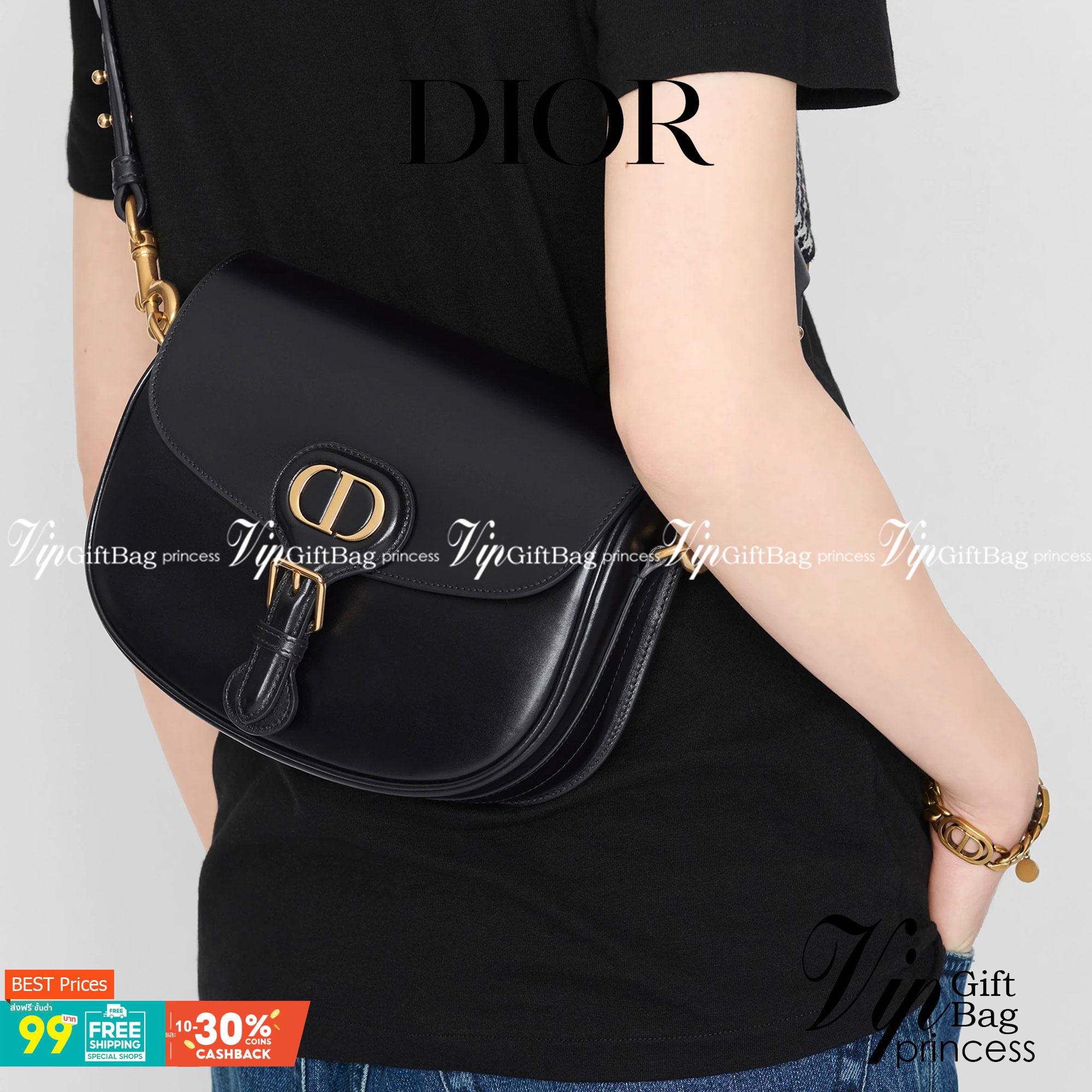 Dior Bobby Bag (GWP) พรีเมี่ยมกิ้ฟ Limited Edition วัสดุหนังแท้ Calfskin อะไหล่ทอง กระเป๋าหรูยอดฮิต ดีไซน์เป็นทรงโค้งเรียบหรูแบบโบฮีเมียนนิดๆ ด้านหน้าประดัลโลโก้ CD เด่นชัด ตอกย้ำความเป็นแบรนด์หรู Christian Dior แมทกับชุดได้ง่าย ใช้ได้ทุกวัน ทั้งสะพายไหล่