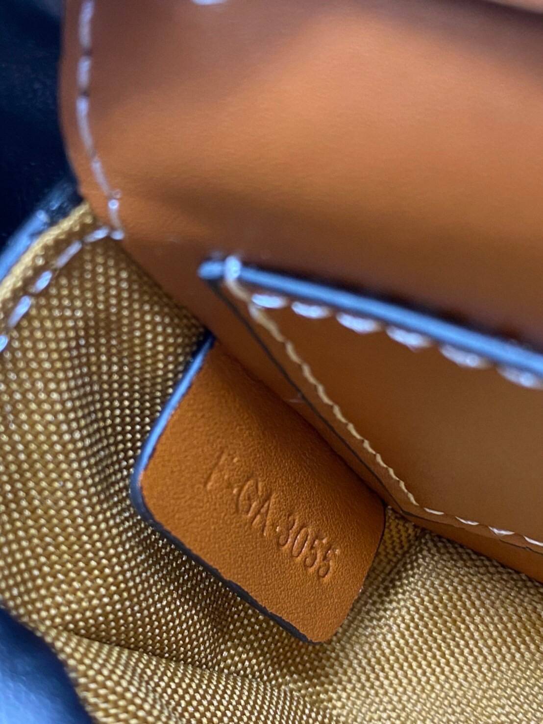 หนังแท้ CELINE MINI TRIOMPHE IN TRIOMPHE CANVAS AND CALFSKIN ใบเล็กน่ารัก งานหนังแท้ทั้งใบ กระเป๋ามินิทรงชิค ดีไซน์รูปกล่องสุดแสนมินิมอล สามารถสะพายแบบ Crossbody และยังเป็น Belt Bagได้อีกด้วย แบบไม่มีตกยุค ด้านหน้าโดดเด่นด้วยโลโก้สีทอง เป็นอีกหนึ่งตัวเลือ