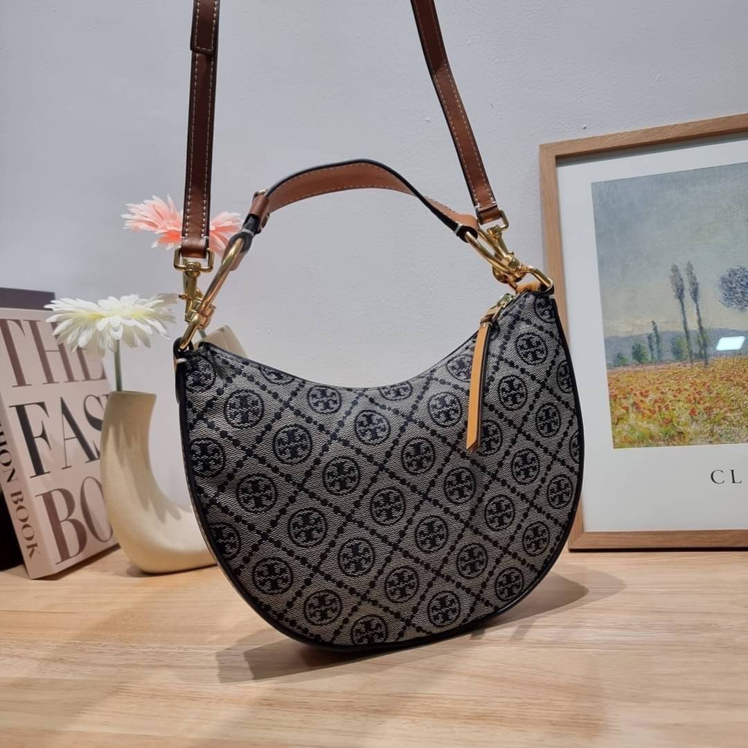 Tory Burch T Monogram Mini Crescent Bag / TORY BURCH T MONOGRAM MINI JACQUARD CRESCENT BAG ร้อนแรงกว่านี้ไม่มีแล้ว กับไอเท็มที่เซเลปรีวิวเยอะมาก!! สาวๆตามหากันไปอีก กระเป๋าทรง half moon ที่ดีไซน์บนผ้า jacquard ลวดลายซิกเนเจอร์ เรียบหรู ผู้ดีมากแม่!