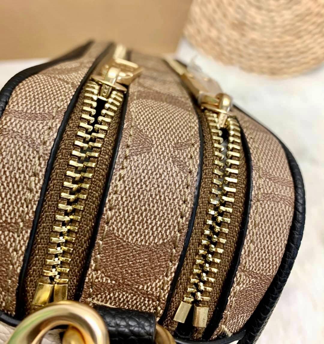 ใครที่รออยู่ห้ามพลาดเลยจร้าา! COACH JES CROSSBODY IN BLOCKED SIGNATURE CANVAS ((1767)) พร้อมส่งอีกครั้ง สินค้าขายดี กระเป๋าสะพายครอสบอดี้ร์หรือสะพายข้างได้ หนังแท้อย่างดีค่ะ 🔺สีหนังของรุ่นนี้ผสมกันได้ลงตัวดูดีมากๆทีเดียวค่ะ กระเป๋าแบบ2ช่องซิป ภายใ