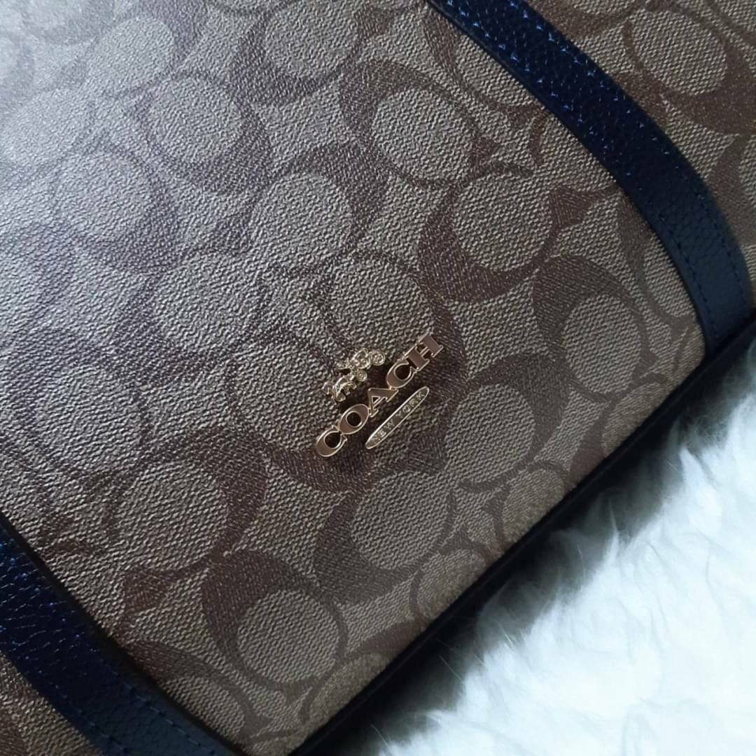 COACH 2319 MAY TOTE IN COLORBLOCK SIGNATURE CANVAS กระเป๋าโท้ท ดีไซน์ใหม่ล่าสุด!! 💕💕 เก๋ตรงปากกระเป๋า คล้ายกระเป๋าซ้อนในตัว สีตัดกับตัวกระเป๋าได้อย่างลงตัว ทรงสวย ใบใหญ่ใส่ของได้เยอะ เปิด-ปิดด้วยซิป รูดใช้งานง่าย ภายในโล่งกว้าง ด้านหลังมีช