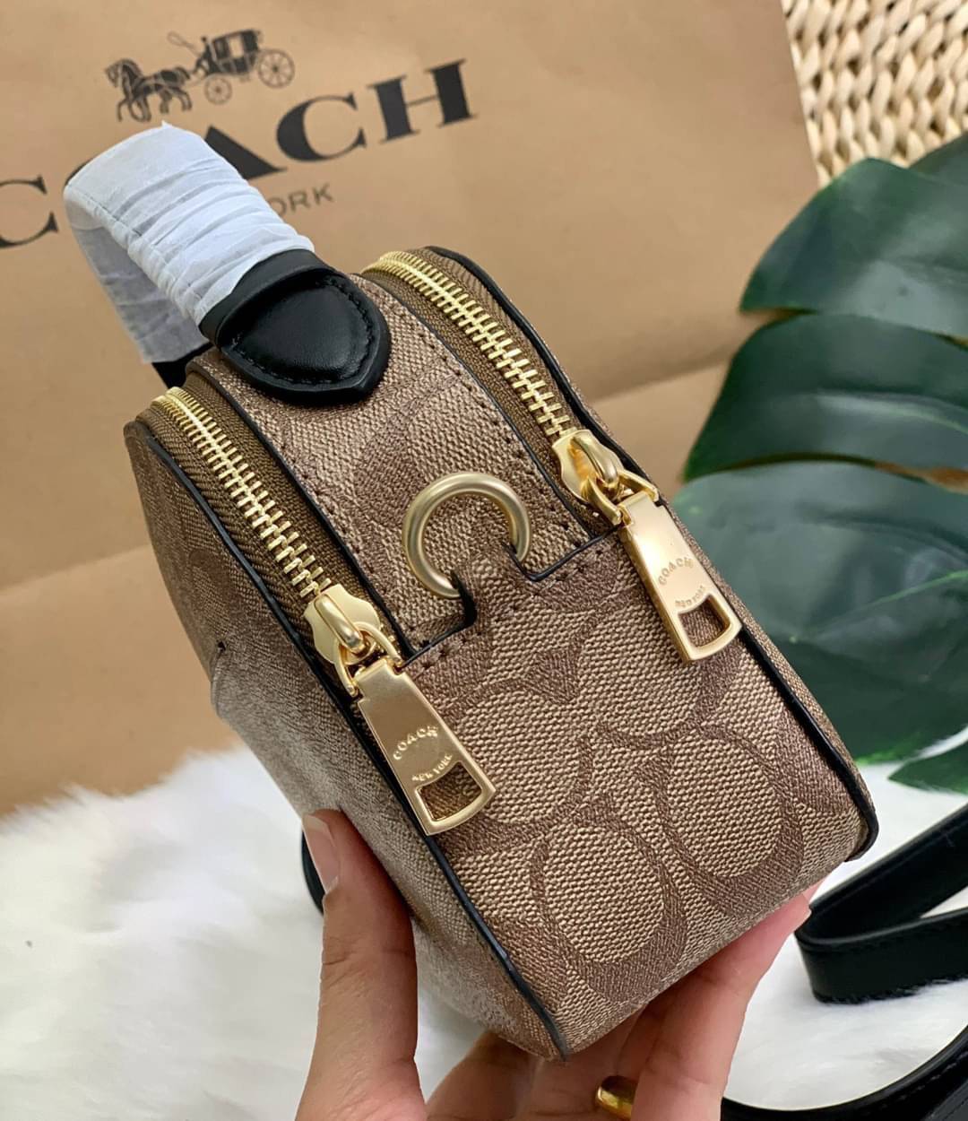 COACH SERENA SATCHEL CROSSBODY BAG กระเป๋าทรงโดมเล็ก น่ารัก แต่ใส่ของได้จุเลยทีเดียว!! มี2ช่องซิปหลัก ช่องค่อนข้างกว้าง สามารถใส่กระเป๋าเงินใบกลางได้;ของจำเป็นอื่นๆได้ครบเลยค่ะ มีช่องเล็กให้ใส่ของจุกจิก ด้านหลังมีช่องเล็กให้อีกช่องค่ะ พร้อมสายยาวถอดออกได้