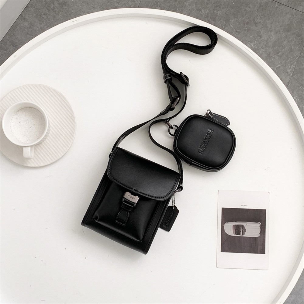 Coach C2600 Classic Logo Canvas Charter / COACH CHARTER NORTH/SOUTH CROSSBODY WITH HYBRID POUCH IN SIGNATURE CANVAS กลับมาเอาใจหนุ่มๆกันอีกครั้ง!! หล่อได้ไม่ซ้ำใคร กับไอเท็มสุดหรู กระเป๋าสะพายข้างรุ่นนี้ ดีไซน์ทรงกล่อง เรียบหรู วัสดุหนังแคนวาสสลับหนังแท้ 