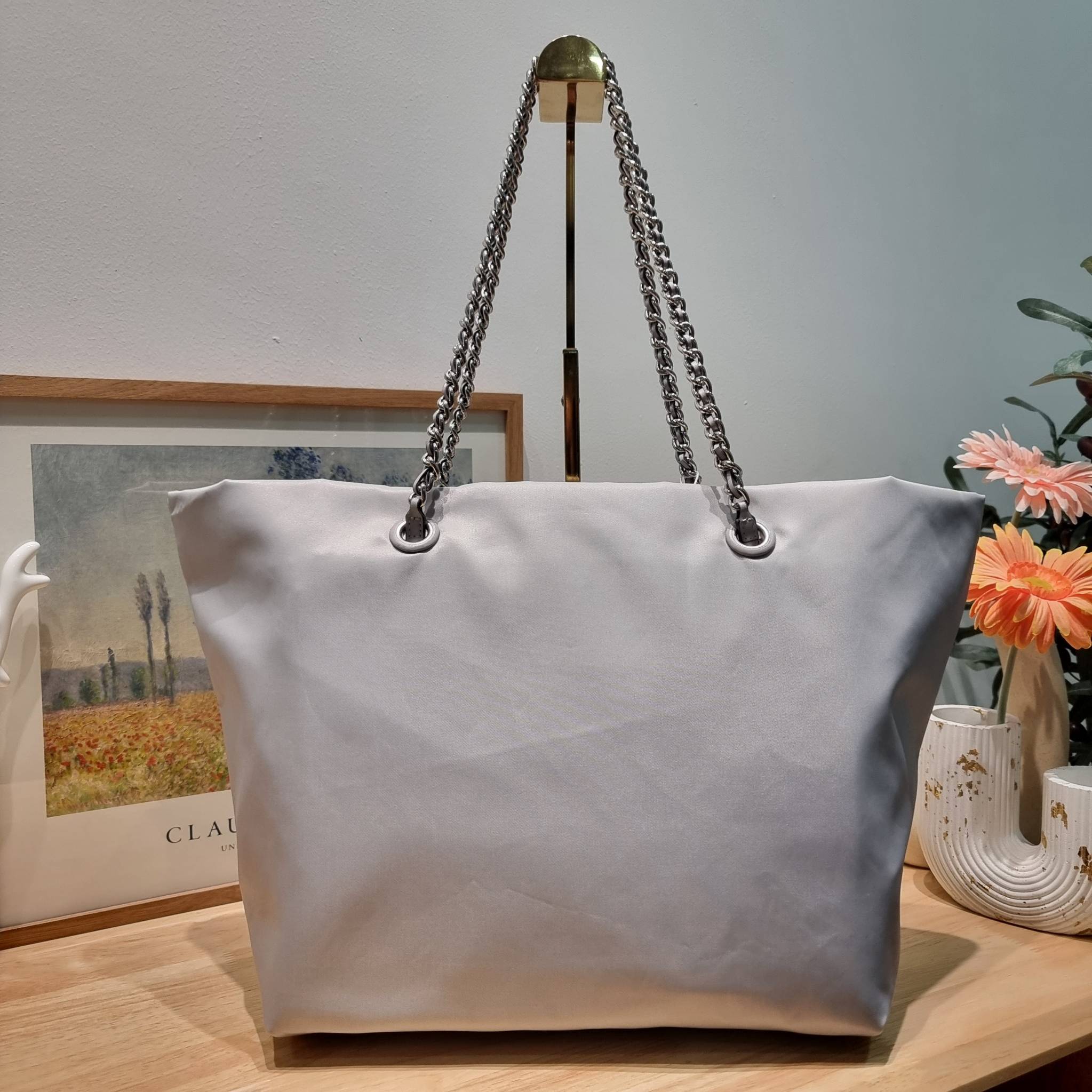 TORY BURCH Ella Chain Tote Bag / TORY TOTE NYLON BAG พร้อมส่ง 4 สี กระเป๋าสะพายทรงโท้ทใบใหญ่ จุของไปเลยแน่นๆ รูปทรงคลาสสิคชวนใช้ โดดเด่นด้วย patch โลโก้ แนะนำรีบสั่งใช้ไปสวยก่อนใครได้เลยน้า