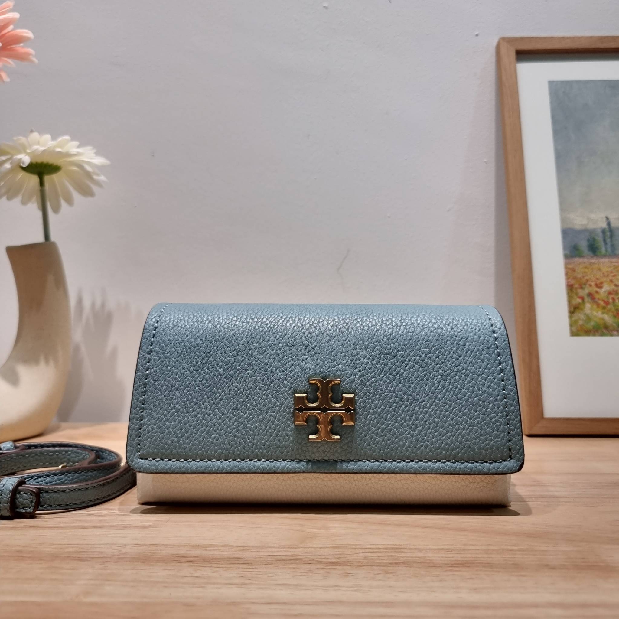 TORY BURCH LIMITED-EDITION MINI BAG รุ่นลิมิเต็ด ที่ sold out ไปแล้วหลายช็อป มีมาให้ช้อปที่นี่! กับกระเป๋าสะพายข้างทรงผู้ดี ไซส์มินิ ที่ผลิตมาในจำนวนจำกัด โดดเด่นด้วยอะไหล่ทองคลาสสิคหรูหรา และสายสะพายโซ่สลับหนัง ทำให้สะพายได้โดยไม่เจ็บไหล่