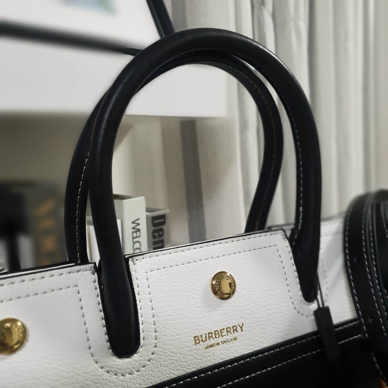 Burberry Small Leather Two-handle Title Bag In Black BURBERRY FRAGRANCES CROSSBODY BAG VIP GIFT WITH PURCHASE (GWP) พรีเมี่ยมกิ๊ฟ Limited Edition จาก BURBERRY PERFUME วัสดุ Geniune Leather ทรงเหลี่ยม TwoTone ดีไซน์สวยอยู่ทรง ด้านหน้ามีช่องใส่ของ ภายในโล่ง