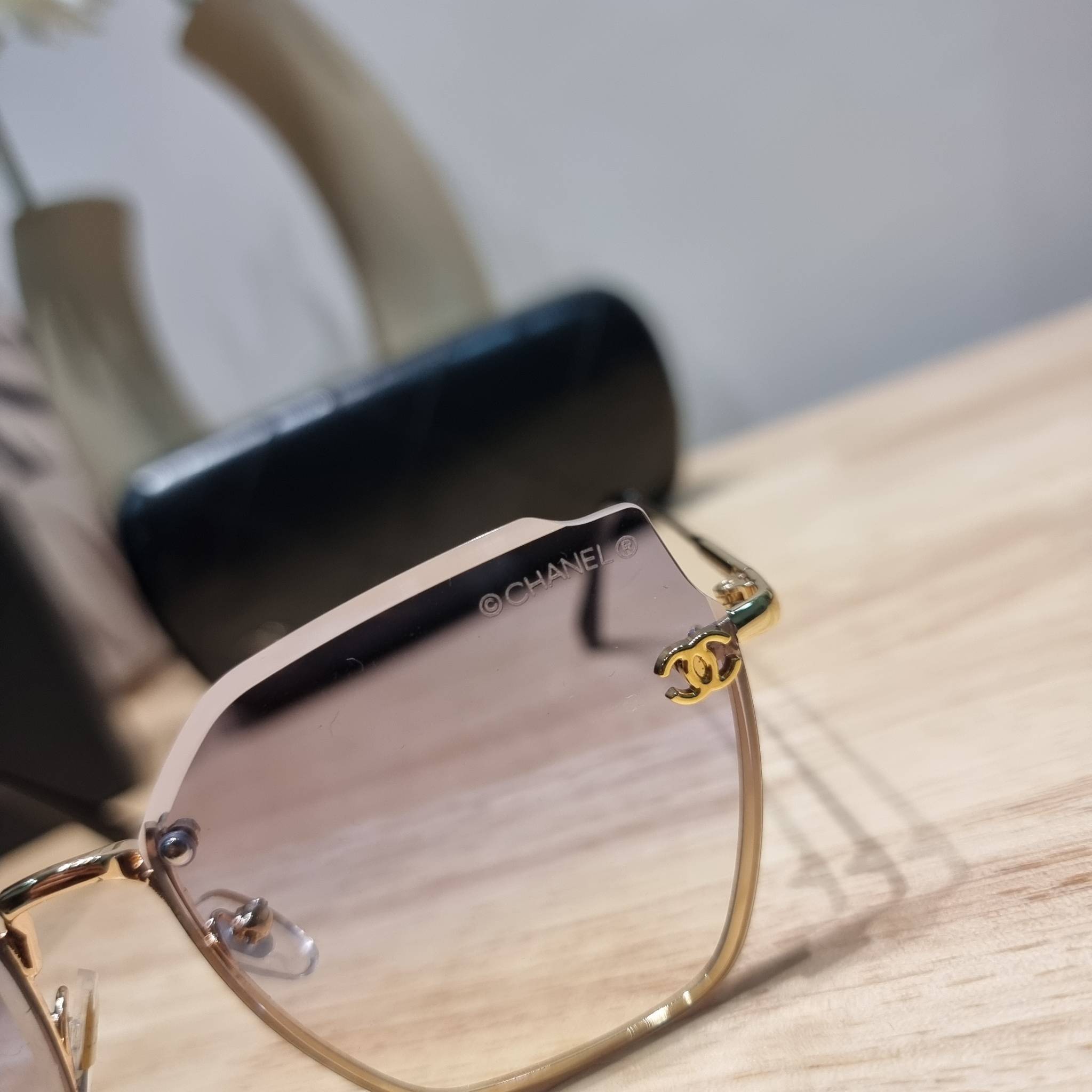 Chanel Sunglasses UV protection gift Box set สุดคุ้ม มาพร้อมอุปกรณ์ครบเซ็ท ดีไซน์ชิคมากแม่!! รับรองไม่ซ้ำใคร ใส่เสริมโหงวเฮ้ง ดูผู้ดี มีพกติดตัวไว้ไม่ตกเทรนด์ ใช้ได้ทุกโอกาส