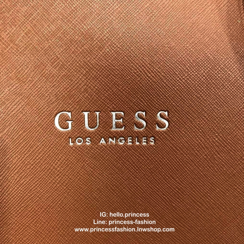 GUESS LARGE SHOPPER BAG WITH POUCH กระเป๋าสะพายรุ่นใหม่ล่าสุดจาก GUESS FACTORY หนัง Saffiano สวยหรูอยู่ทรง ด้านหน้ามีโลโก้แบรนด์ ด้านหลังมีช่องใส่ของ หูหิ้วสะพายไหล่ได้มาพร้อมสายสะพายยาวถอดได้ปรับได้ มีกระเป๋าใบเล็กเข้าชุดกันห้อยที่หูหิ้ว ใบเล็กถอดเเยกใช้