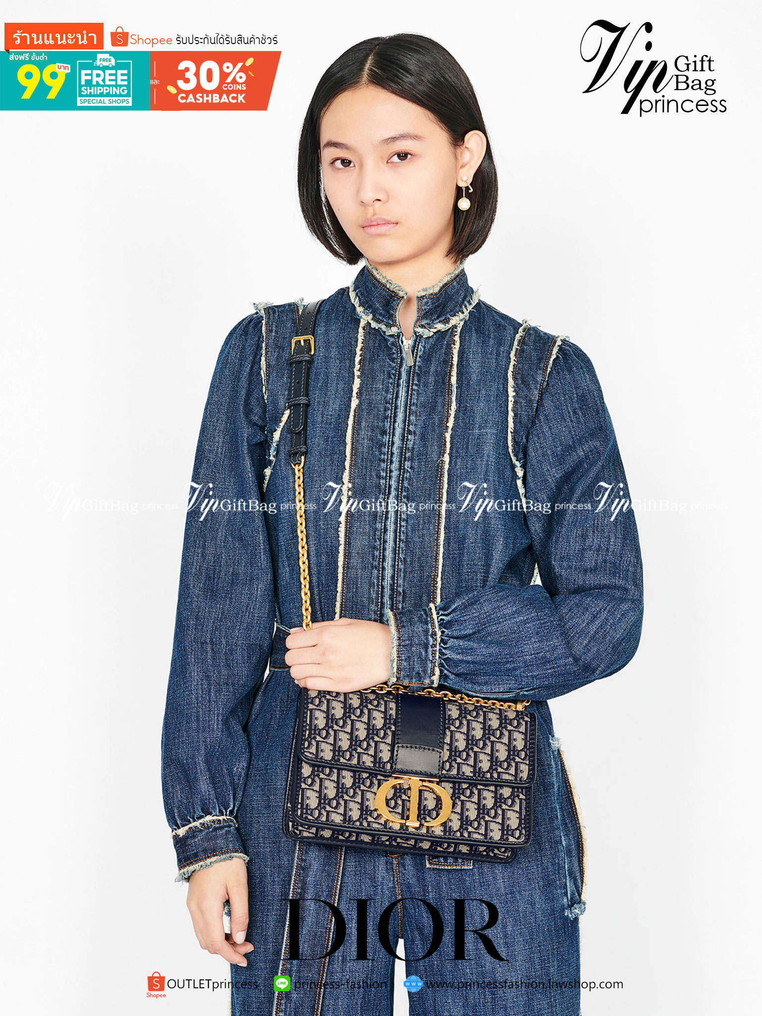 หนังแท้ DIOR Montaigne Denim Bag Blue Dior Jacquard กระเป๋าสะพายทรงกล่องเปิดหน้า งานหนังแท้และเดนิมแจ็กการ์ดอย่างดี แต่งอะไหล่CD ด้านหน้า มาพร้อมสายสะพายสามารถปรับระดับได้ ทรงสี่เหลี่ยมหนังเรียบสวยหรูอยู่ทรง ภายในโล่งมีโลโก้สามารถใส่มือถือของใช้จุกจิกได้ 