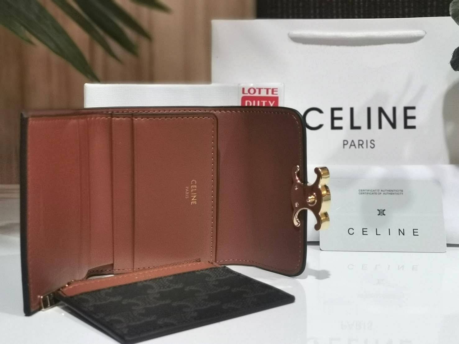 VIP 】CELINE SHORT WALLET VIP GIFT WITH PURCHASE GWP พรีเมี่ยมกิ๊ฟ Limited จาก CELINE HAUTE PARFUME DUTYFREE COUNTER วัสดุ Triomphe Canvas รุ่นใหม่เปิดปิดฝาพับกระดุม ภายในมีช่องแบ่งหลายช่อง ช่องใส่บัตรหลายช่อง ช่องใส่ธนบัตรใส่แบงก์พันได้เหมือนกระเป๋าสตางค์