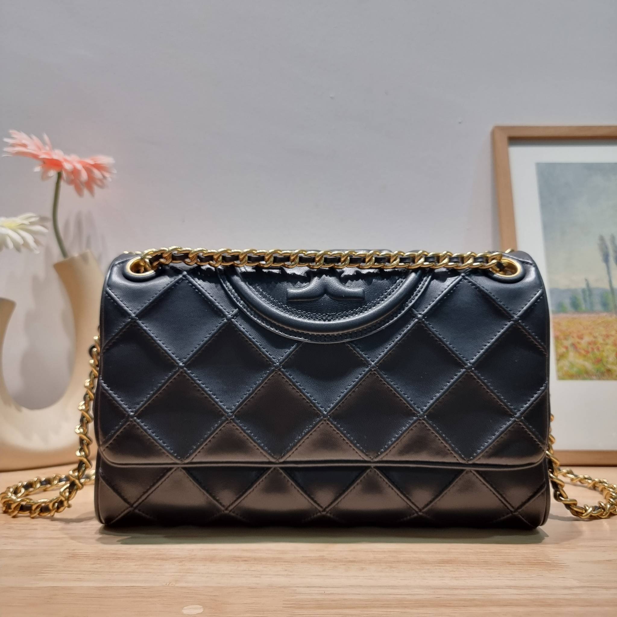 TORY BURCH FLEMING SOFT CONVERTIBLE SHOULDER BAG รุ่นหายาก กับดีไซน์ใหม่ล่าสุด มาพร้อมเสิร์ฟความสวยถึงบ้านไปเลย กับกระเป๋าสะพายไหล่ขนาดกำลังสวย หนังแท้นิ่มเต็มใบ สัมผัสสบายมือ