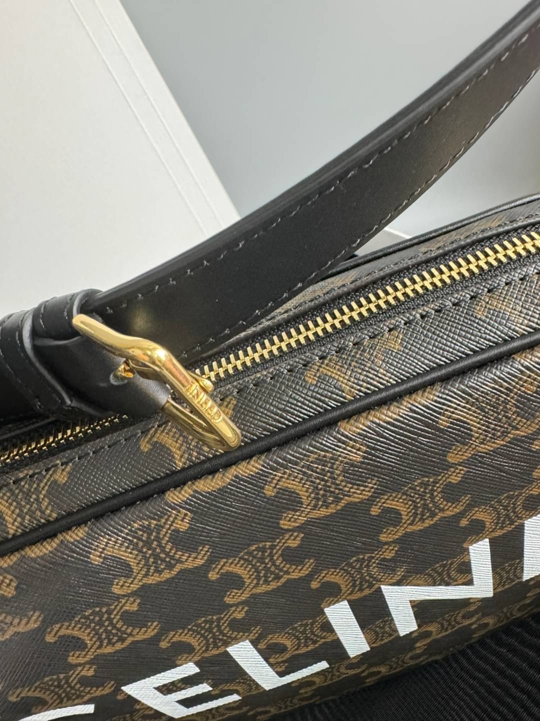 CELINE MEDIUM MESSENGER BAG IN TRIOMPHE CANVAS WITH CELINE PRINT เกรดท็อปออริ 1:1 เกรดดีสุด สลับแท้ หนังแท้และแคนวาสแท้ ใช้งานต่างประเทศได้ ภาพถ่ายจากงานจริง