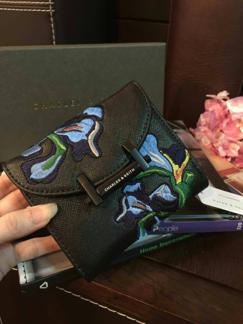 CHARLES &. KEITH Embroidery Short wallet BEST SELLER กระเป๋าสตางค์ใบสั้น 3 แบบพับ งานปัก ด้านหน้าสวยมาก เปิดปิดกระเป๋าแบบแม่เหล็ก ด้านในมี กระเป๋าซิป แยกออกมาใช้งานได้ มีช่องใส่นามบัตร และ ช่องใส่ธนบัตรค่ะ