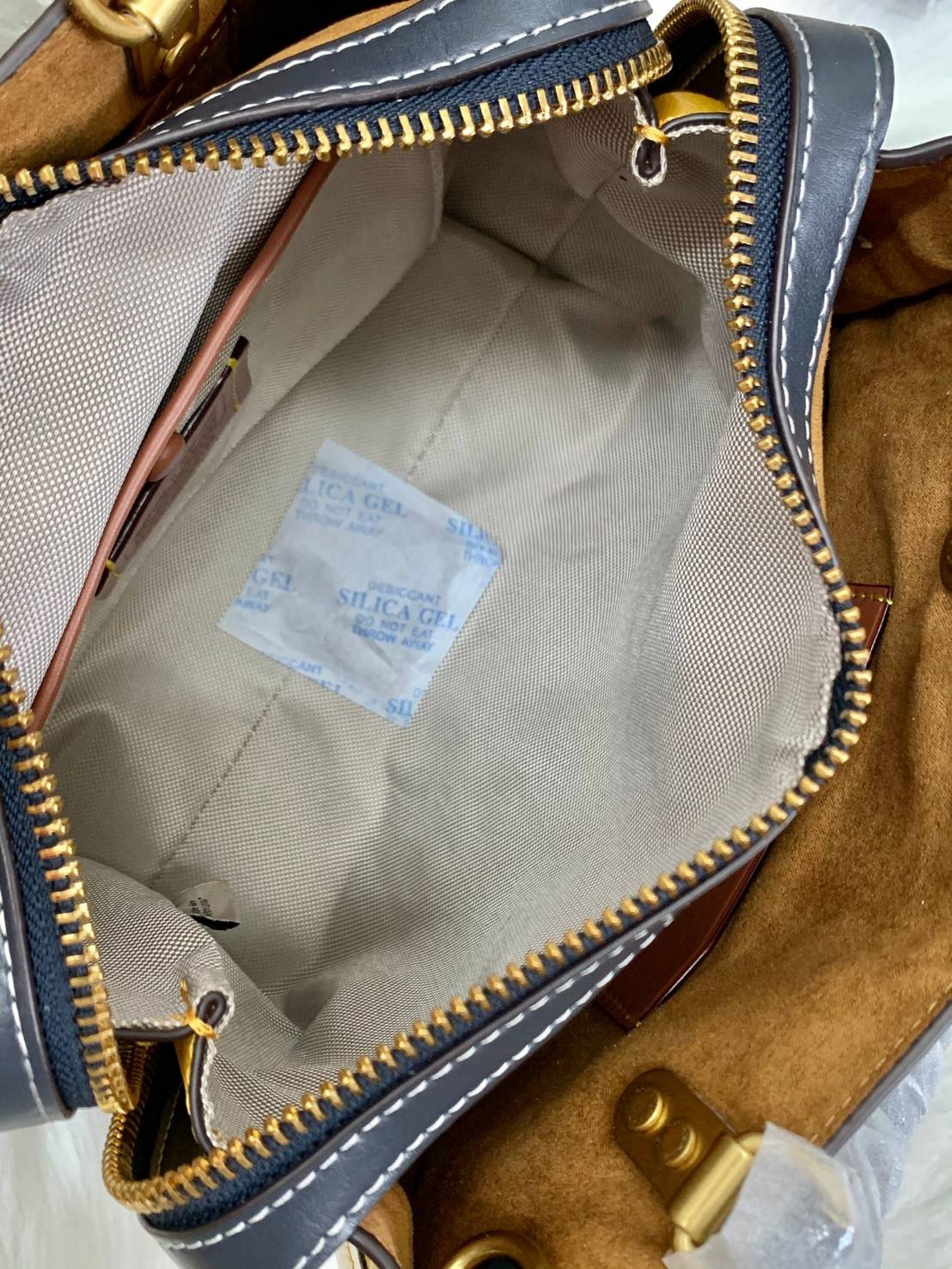 LIMITED EDITION!💥 💋สวยต้องยกนิ้วให้นางไปเลยจร้าา👍👍 COACH DISNEY X COACH ROGUE 25 WITH MICKEY MOUSE((C6166)) 📌พร้อมส่งที่ไทยก่อนใคร คุณภาพจัดเต็มบอกเลย หลงรักแน่นอนค่ะ! ✔️กระเป๋าหิ้ว//คล้องไหล่//สะพายข้างได้ ส