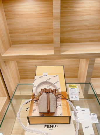 FENDI MINI BUCKET BAG / Fendi Mon Tresor Beige Raffia mini Bag กระเป๋าสะพายทรงขนมจีบยอดฮิต ไซส์มินิ ที่น่ารักน่าใช้มาก ดีไซน์สวยอยู่ทรง วัสดุผ้าแคนวาสสลับหนังแท้ ดีเทลห่วงคล้องอะไหล่สวยหรู มาพร้อมสายสั้นคบ้องแขน และสายครอสบอดี้สำหรับสะพายข้าง สลับใช้ได้ไม