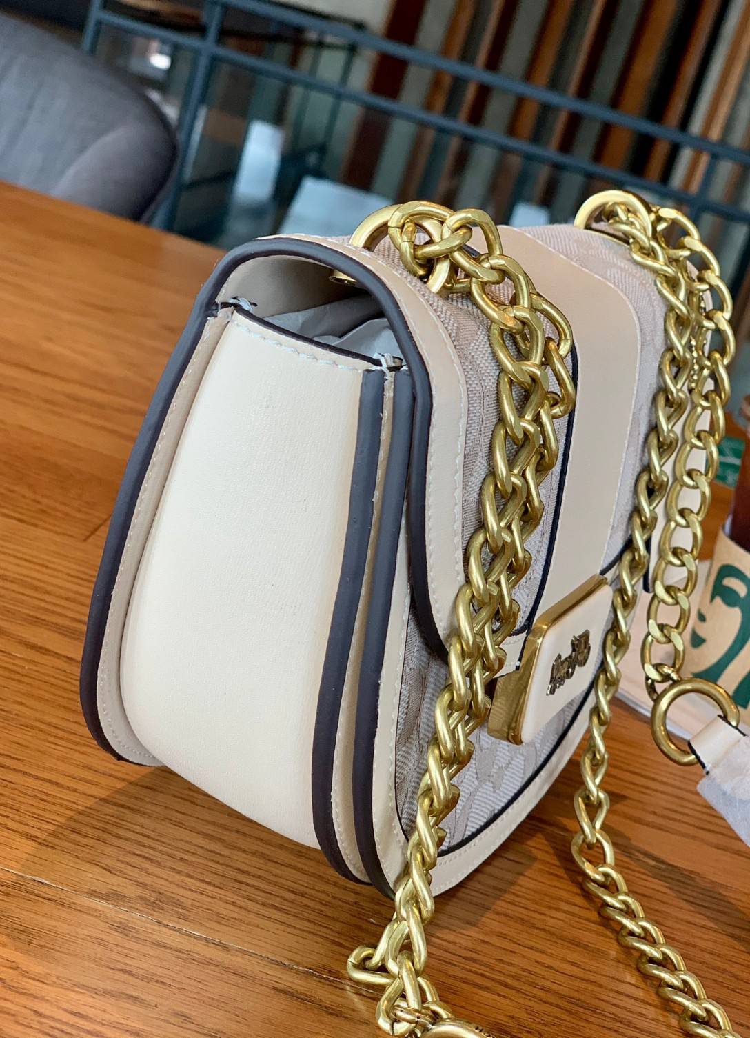 COACH ALIE SADDLE BAG IN SIGNATURE JACQUARD (C4694//C3464) New item!! กระเป๋าสะพายทรง saddle ดีไซน์วินเทจย้อนยุค แฝงความหรูในตัวด้วยอะไหล่สีทองเหลือง โดดเด่นไม่ซ้ำใครแน่นอน วัสดุผ้า jacquard สลับหนังแท้ ภายในเป็นช่องโล่ง มาพร้อมสายสะพายครอสบอดี้ ที่สามารถ