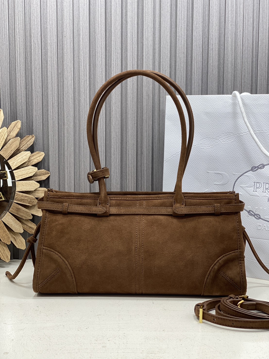 ORI หนังแท้ | Prada Bonnie medium leather handbag 32cm กระเป๋าสะพายทรงโท้ท โดดเด่นด้วยดีไซน์ที่เน้นความประณีตแต่ใช้งานได้จริง หนังเนื้อนุ่มเคลือบเงา เน้นย้ำเสน่ห์อันทันสมัยและใช้งานได้หลากหลาย