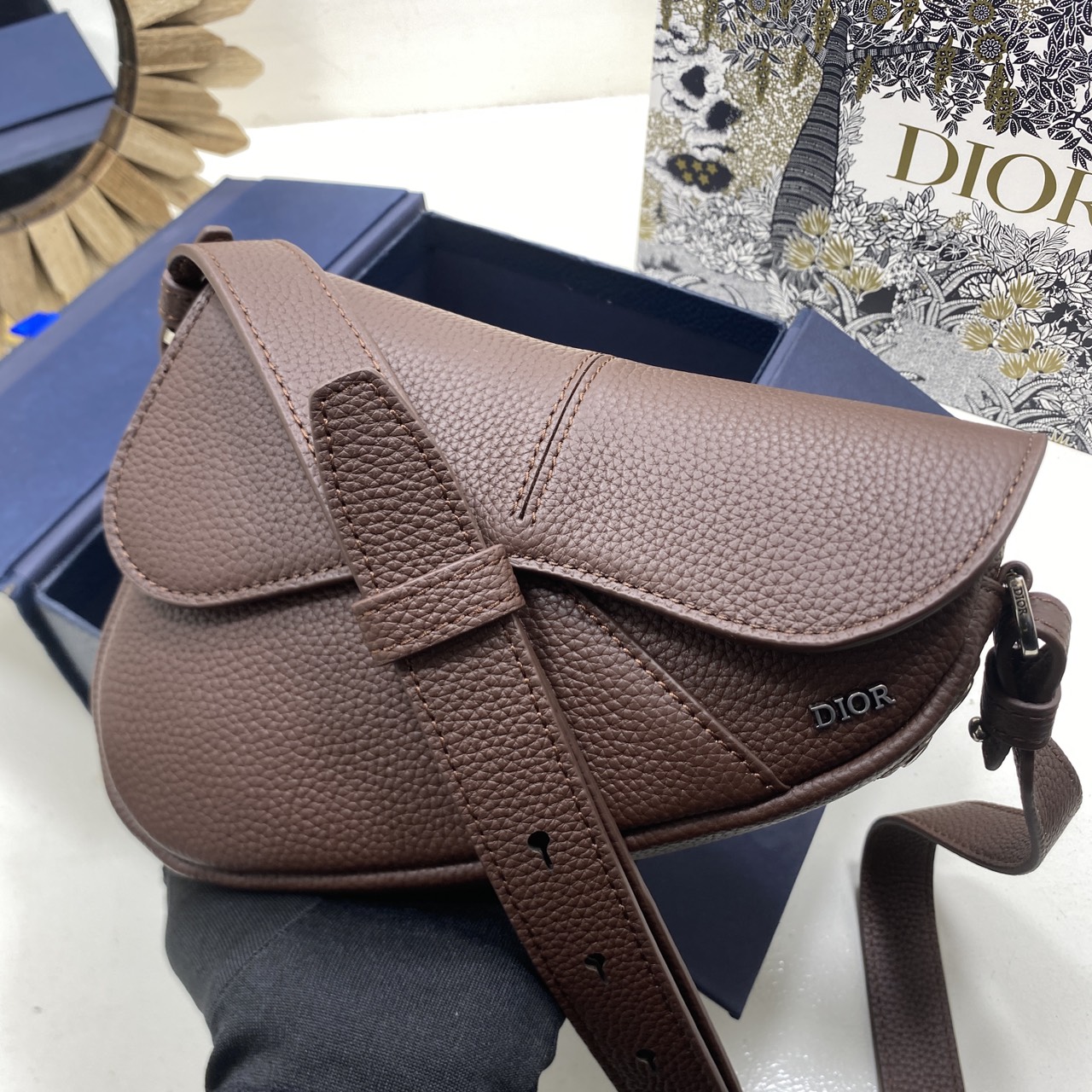 ORI หนังแท้ | DIOR Mini Saddle Bag Icons Leather black กระเป๋าสะพาย คาดอก เปิดตัวครั้งแรกในงานแฟชั่นโชว์ Summer 2025 ดีไซน์สุดไอคอนิกมาตีความใหม่ด้วยรูปทรงที่ทันสมัย หนังแท้ Icons