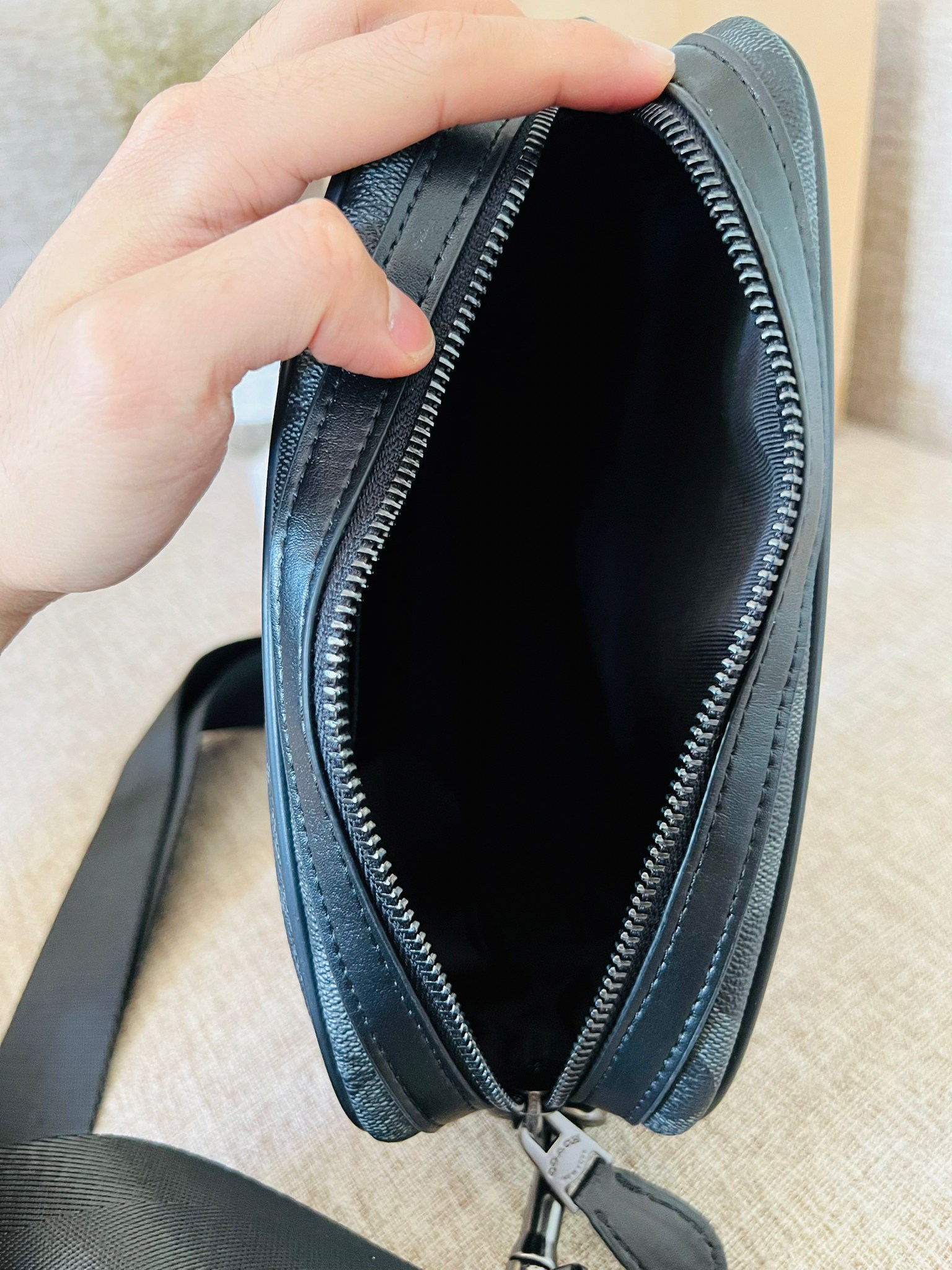 COACH GRAHAM CROSSBODY IN SIGNATURE CANVAS F50715 ผ้าใบเคลือบซิกเนเจอร์พร้อมรายละเอียดหนังลูกวัวที่ผ่านการกลั่น| ภายในกระเป๋ามัลติฟังก์ชั่น| ปิดซิป ซับในผ้า| ด้านนอกมีซิปและกระเป๋าสลิป| สายสะพายถอดได้ 53" สำหรับสะพายไหล่หรือ crossbody