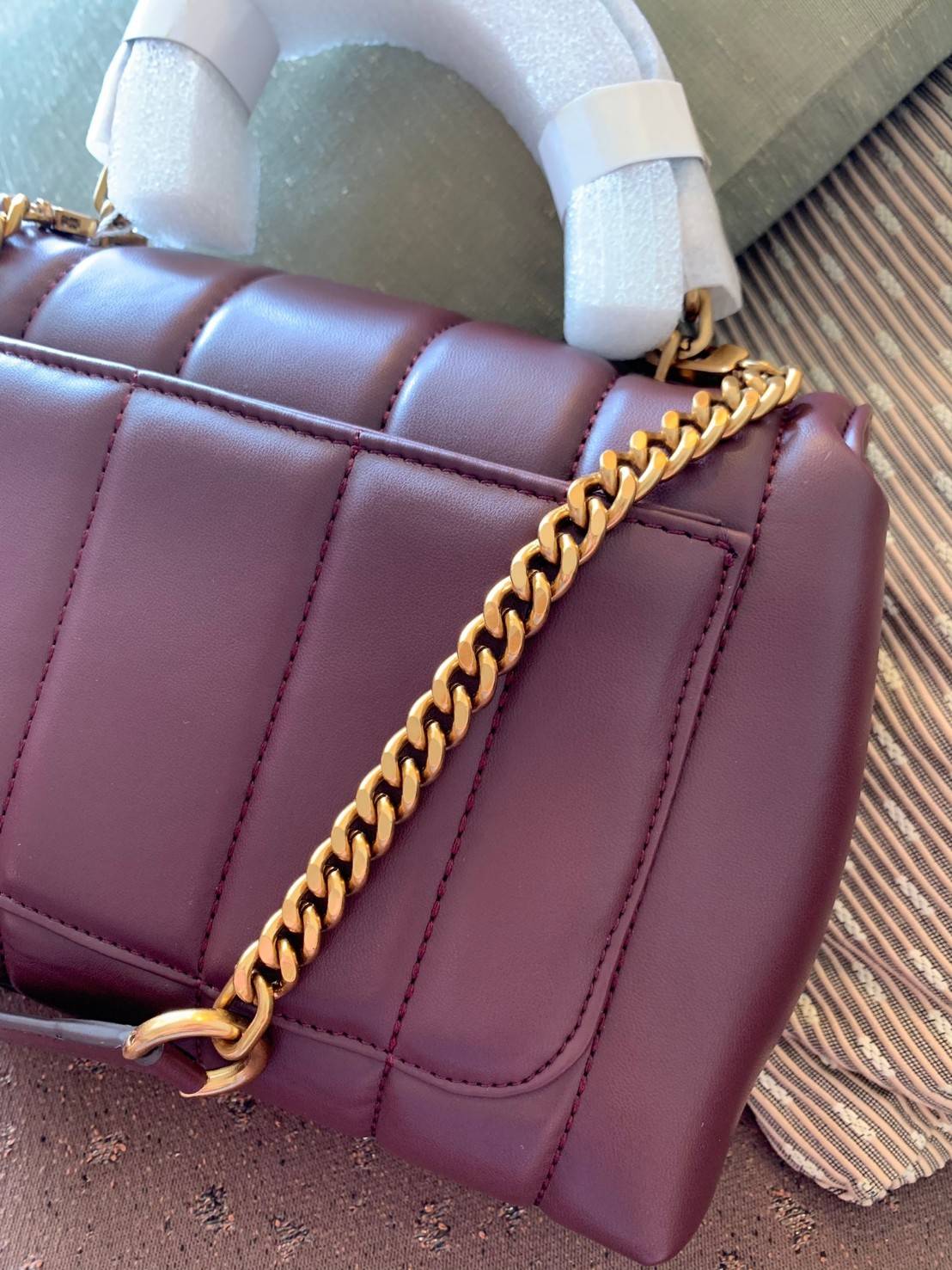 TORY BURCH KIRA QUILTED SMALL BAG พร้อมส่งที่ไทย ไม่ผิดหวังแน่นอนค่ะ! กระเป๋าหิ้วหรือสะพายข้างได้ วัสดุหนังแกะแท้ทั้งใบ ((หนังแกะจะมีคุณภาพดีเงานิ่มและแพงกว่าหนังวัวจ้า)) หนังนิ่มสวยงามมากๆค่ะ เปิดปิดกระเป๋าแบบหมุนล็อคแบบโลโก้แบรนด์ ใช้อะไหล่คลาสสิคดูหรูเ