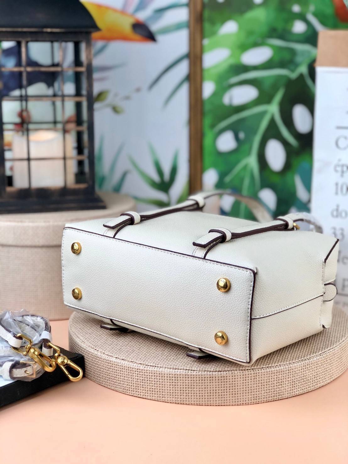 Charles & Keith Bowling Bag กระเป๋าถือ/สะพายทรงโบว์ลิ่ง จุของดีมากๆ วัสดุหนังลายลิ้นจี่ ปั๊มโลโก้แบรนด์ด้านหน้า มีหมุดรองฐานกระเป๋าทั้ง 4 มุม รุ่นนี้จะมีตัวล็อกหูหิ้วกระเป๋าด้วยค่า เปิดปิดแบบซิป ด้านในมีช่องซิปเล็กอีก 1 ช่อง ใส่กระเป๋าเงินใบยาวได้ค่า กับข