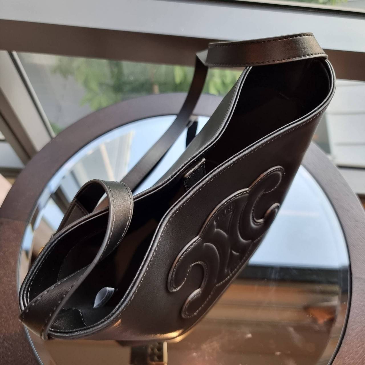 VIP 】CELINE BUCKET BAG CUIR TRIOMPHE คอลเลคชั่นใหม่ ฮิตข้ามปี กับกระเป๋าสะพายทรงถัง ใช้งานง่ายที่สุด สายสะพายในตัว ปรับใช้ได้เลย วัสดุหนังวัว เรียบหรู ผู้ดีไปอีก โดดเด่นด้วยโลโก้เอกลักษณ์ มีกระดุมปิดที่ปากกระเป๋า ภายในโล่งกว้าง ใส่ของแบบจุๆไปเลย เป็นรุ่นท