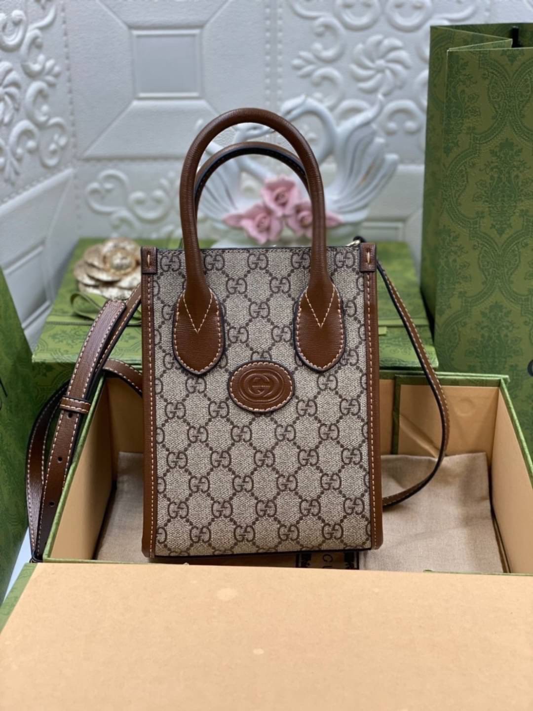 VIP GIFT 】หนังแท้ GUCCI New Season GG-canvas tote bag กระเป๋าถือและสะพายได้ มีสายยาวให้ด้วยค่ะ ออกแบบมาให้เข้ากับไลฟ์สไตล์ที่ไม่หยุดนิ่งของคุณ ดูเรียบง่าย แต่หรูหรา ด้วยดีไซน์ของกระเป๋าทรงสี่เหลี่ยมผืนผ้า ด้วยสีและรูปทรงที่เรียบง่ายจึงสามารถแมทช์กับสีสันข