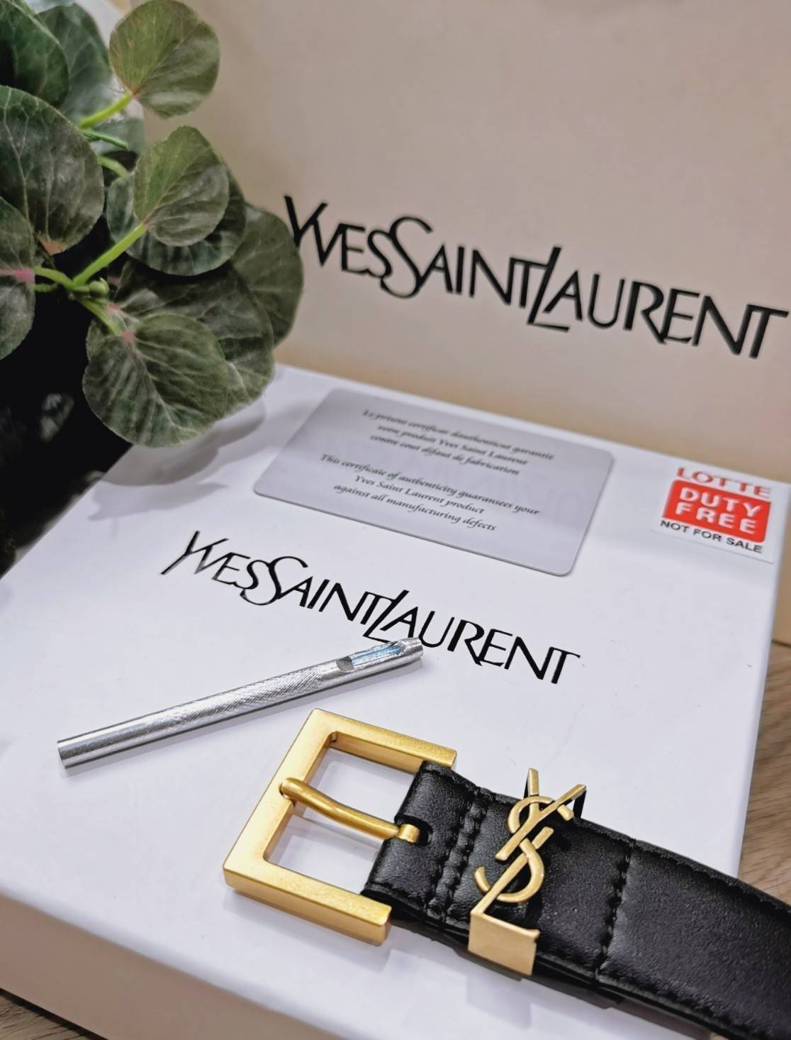 พรีเมี่ยมกิ๊ฟแท้ 100% 】YSL YVES SAINT LAURENT 3D LOGO Leather Belt VIP Gift With Purchase (GWP) เข็มขัดหนังแท้ดีไซน์สวยสุดคลาสสิคพรีเมี่ยมกิ๊ฟ Limited Edition จาก YSL YVES SAINT LAURENT DutyFree โดดเด่นที่หัวเข็มขัด3Dโลโก้แบรนด์สีทองสายเข็มขัดหนังแท้