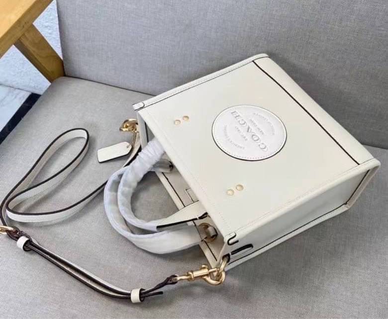 ใหม่ล่าสุด อดใจยังไงไหว COACH Dempsey Field Tote 22 C5268 โทนสีขาวล้วน ดำล้วน สุดคลาสสิก พร้อมส่งความสวยที่ไทยค่ะ! กระเป๋าทรง Tote ขนาดพอเหมาะลำตัว พกพาง่ายสะดวกได้กับทุกๆวัน ด้านหน้าปั้มโลโก้แบรนด์ตัวใหญ่สวยค่ะ;เปิดปิดกระเป๋าแบบกระดุมแม่เหล็ก ภายในใส่กระ