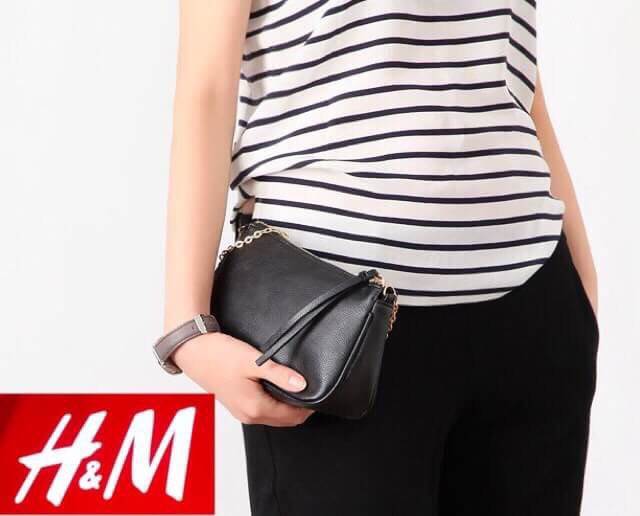 สินค้ามาใหม่ค่า😊 ทรงสุดฮิตจากแบรนด์ h&m กระเป๋า ทรงshoulder & clutch bag ตัวกระเป๋าลายหนังดี๊ดีค่า นิ่มมาก สามารถเก็บสายถือเป็นคลัชได้เลยน้า หรือสะพายพาดลำตัวก้อน่ารักค่าใบนี้ เรียบๆ เข้ากับชุดง่าย #จุดเด่นที่ น้ำหนักเบา สามารถ สะพายไหล่ข้างลำตัว
