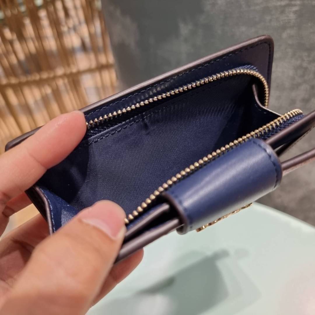 COACH C3375 MEDIUM CORNER ZIP WALLET IN SIGNATURE CANVAS WITH DAISY PRINT ดีไซน์ใหม่ล่าสุด!! คอลเลคชั่นลายพริ้นท์ เพิ่มลูกเล่นให้กระเป๋าสตางค์ของคุณ กับกระเป๋าสตางค์ใบกลาง ขนาดกำลังเหมาะมือ วัสดุหนังแคนวาส ดูแลรักษาง่าย มีช่องใส่บัตรและธนบัตรครบ และช่องซิ