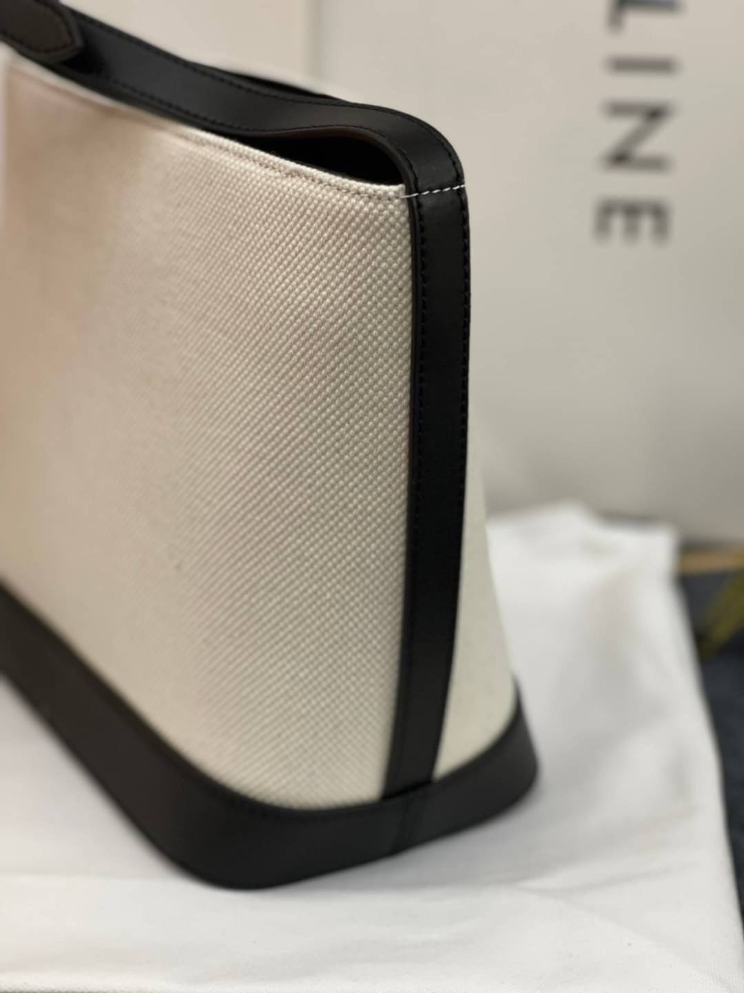 หนังแท้ CELINE SMALL BUCKET CUIR TRIOMPHE IN SMOOTH CALFSKIN / CELINE BUCKET BAG CUIR TRIOMPHE พร้อมส่งที่ไทย คอลเลคชั่นใหม่ ฮิตข้ามปี กับกระเป๋าสะพายทรงถัง ใช้งานง่ายที่สุด สายสะพายในตัว ปรับใช้ได้เลย วัสดุหนังวัว เรียบหรู ผู้ดีไปอีก โดดเด่นด้วยโลโก้เอกล