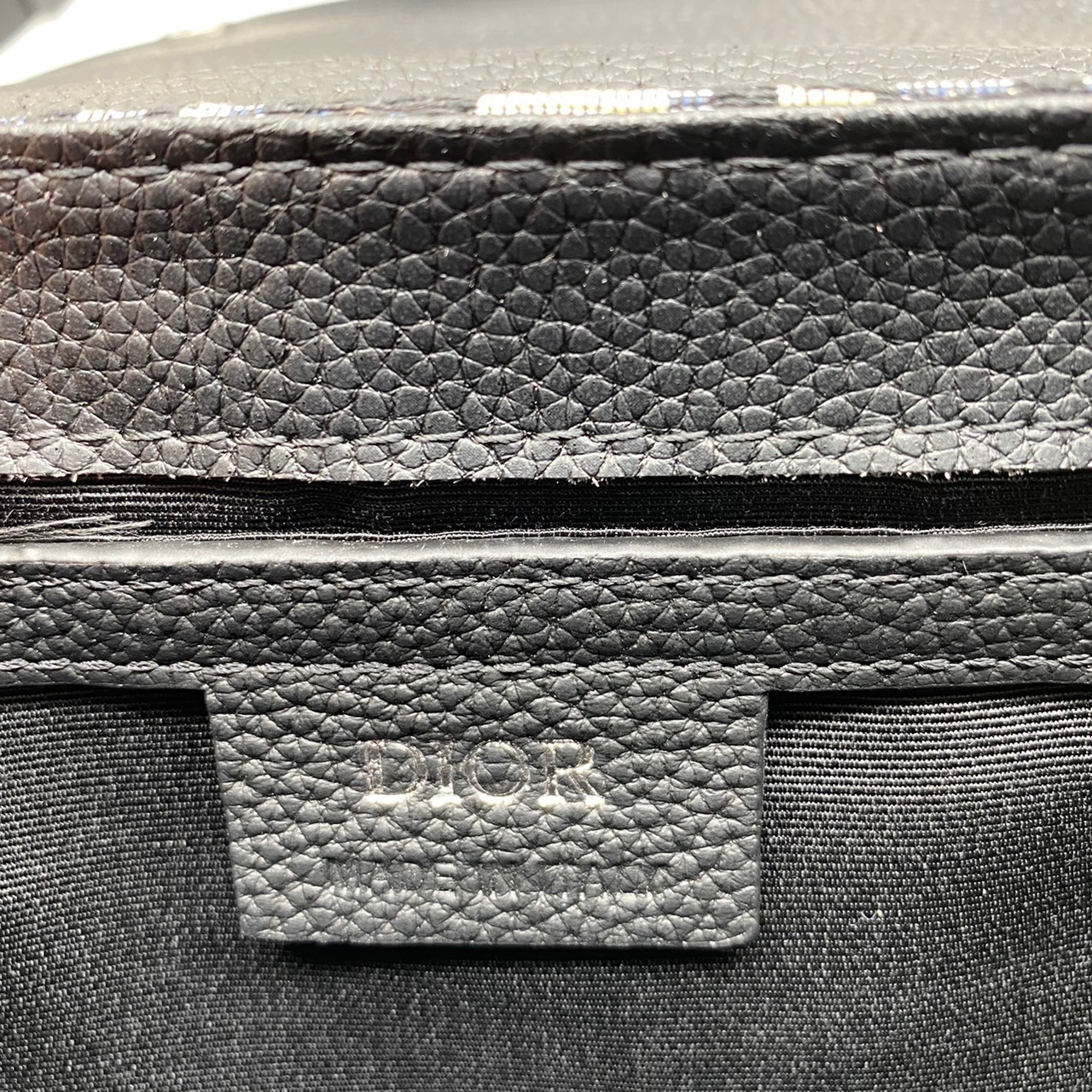 DIOR SADDLE Pouch Beige And Black Canvas and Leather Messenger Bag DIOR Chest Bag พร้อมส่งที่ไทย ยังคงรักษาสไตล์ไว้ได้ เฉพาะสำหรับคุณที่จะติดตามเทรนด์อานม้ารุ่นที่สวยงามนี้ในผ้าใบเฉียงและหนัง สายสะพายไหล่แบบเส้นเดียวและด้านในบุด้วยผ้า กระเป๋าสะพายข้างหรือ